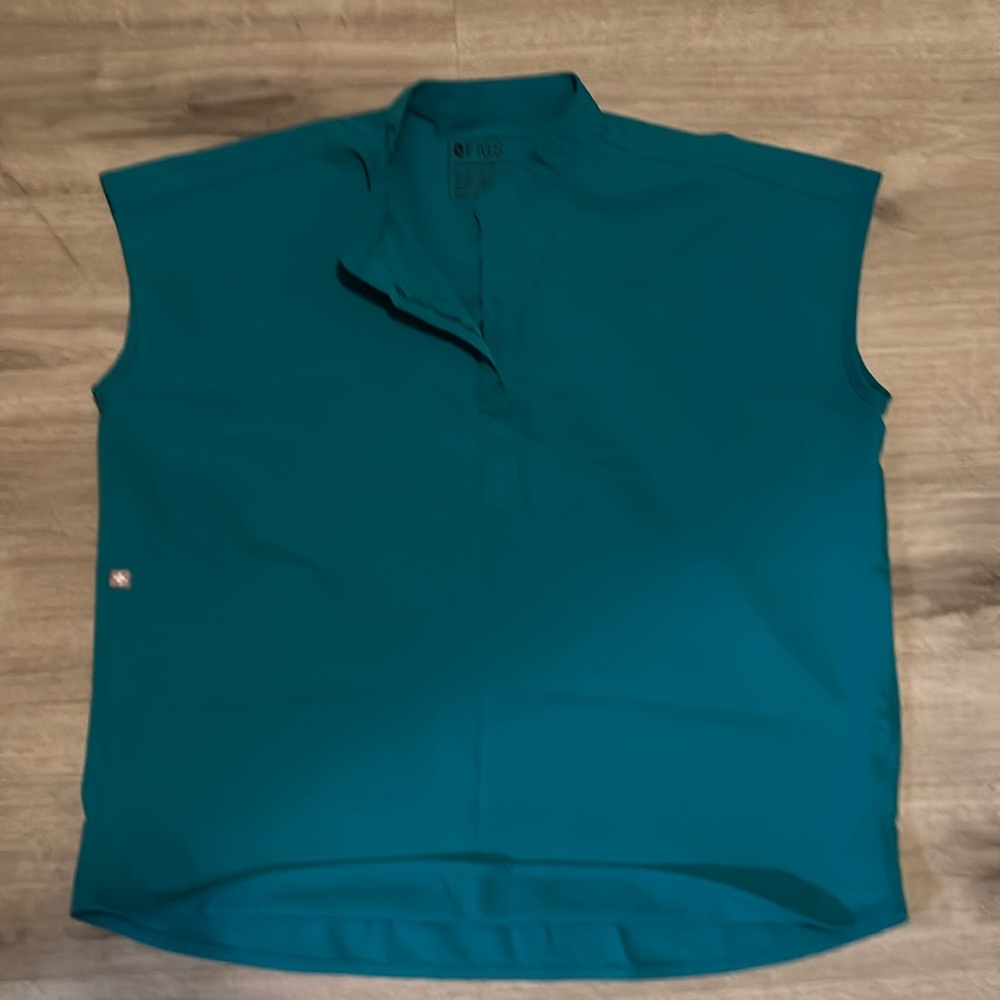 Figs scrub top